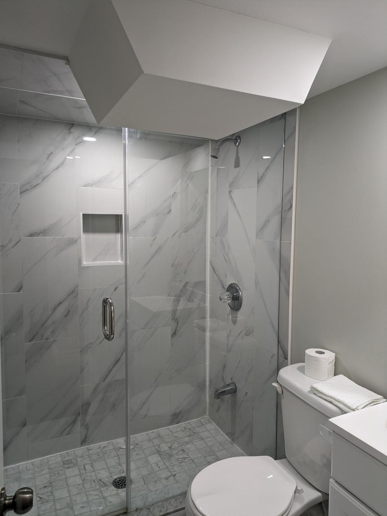 Stunning Furnished 2Bedroom/2Washroom Apartment ブランプトン エクステリア 写真