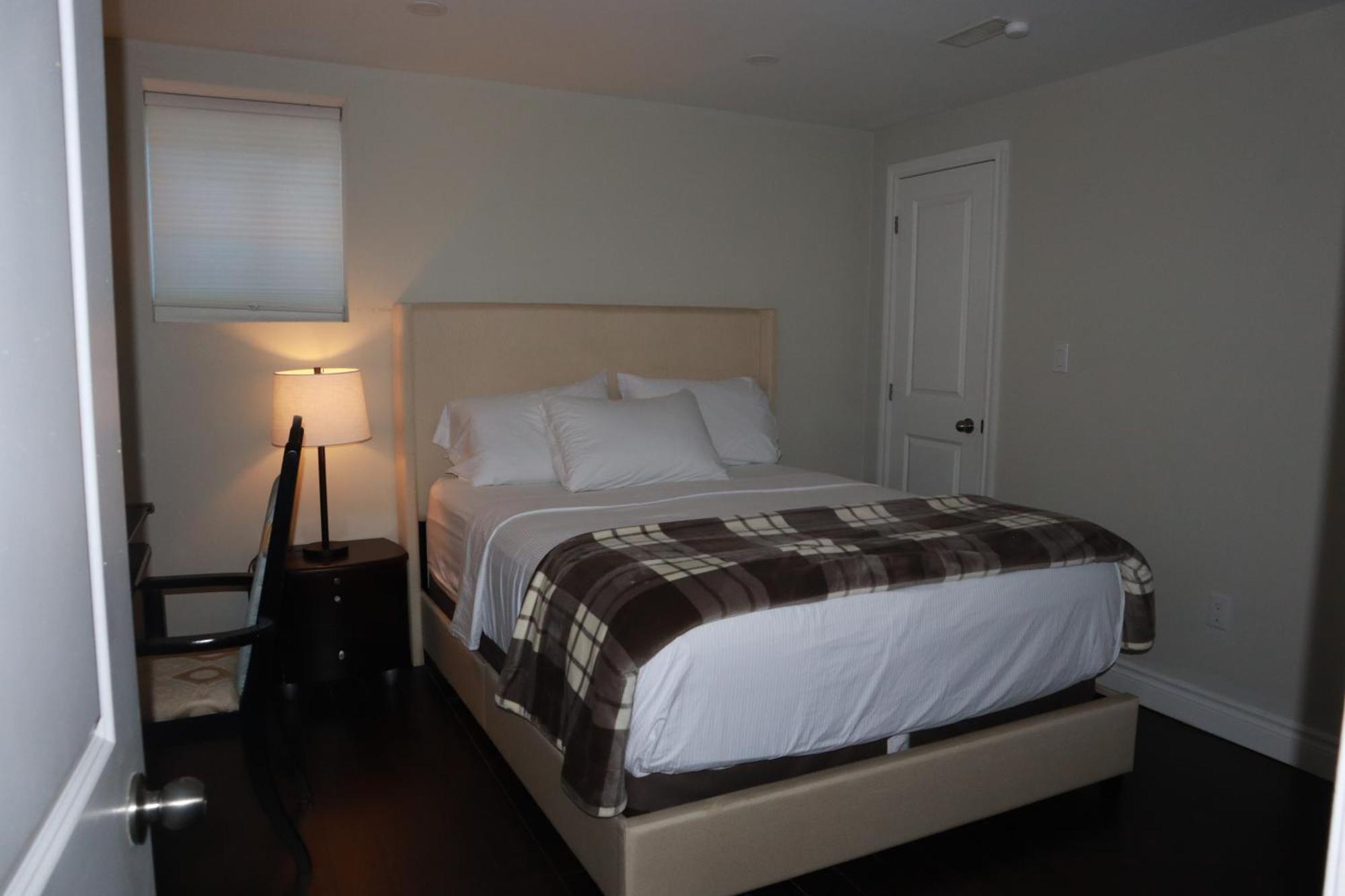 Stunning Furnished 2Bedroom/2Washroom Apartment ブランプトン エクステリア 写真