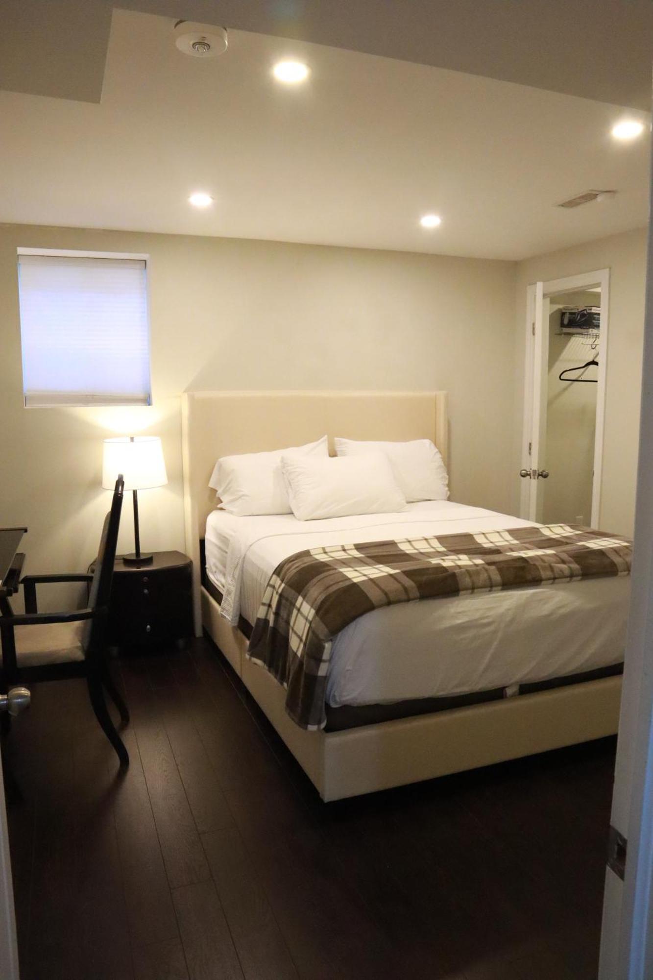 Stunning Furnished 2Bedroom/2Washroom Apartment ブランプトン エクステリア 写真