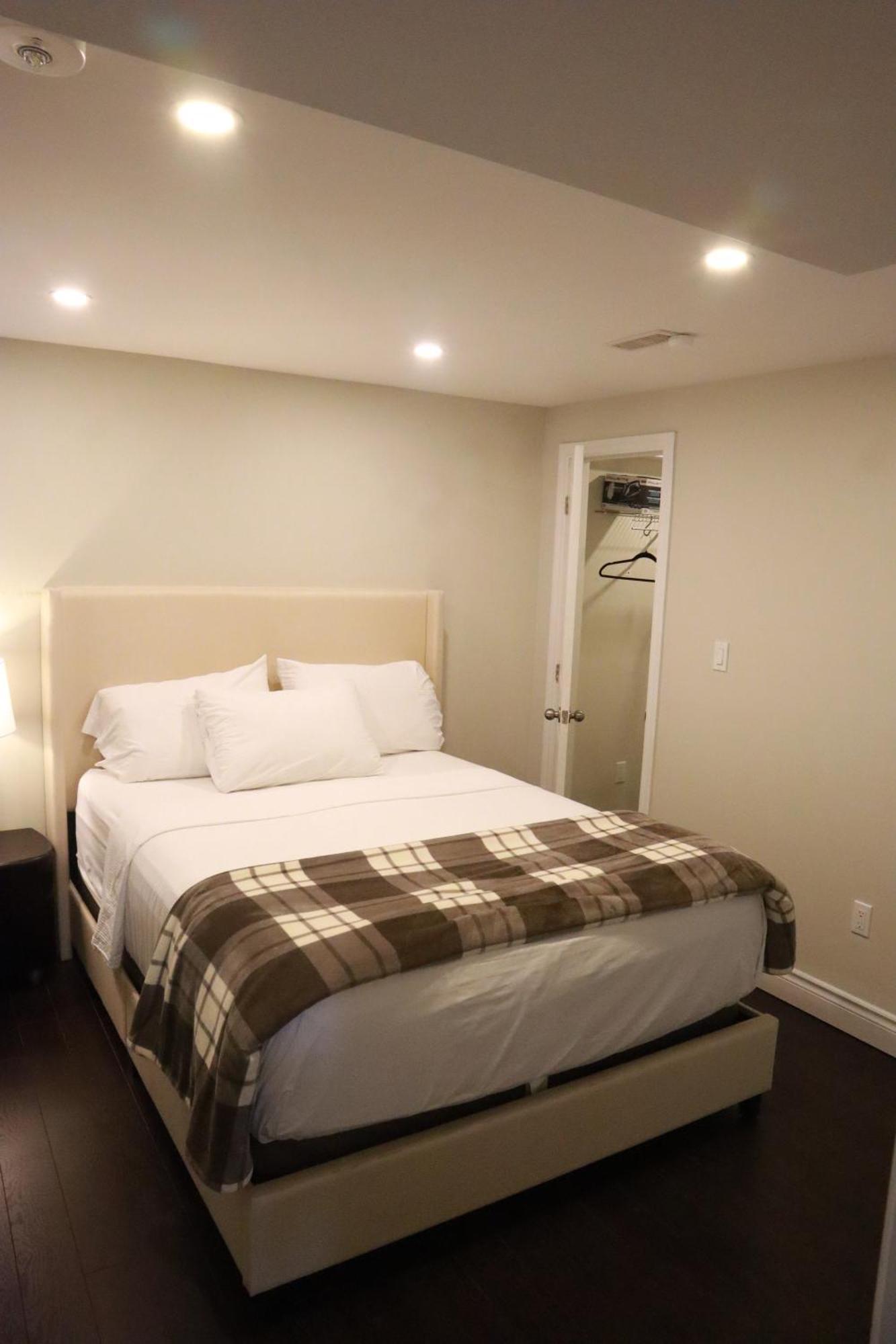 Stunning Furnished 2Bedroom/2Washroom Apartment ブランプトン エクステリア 写真