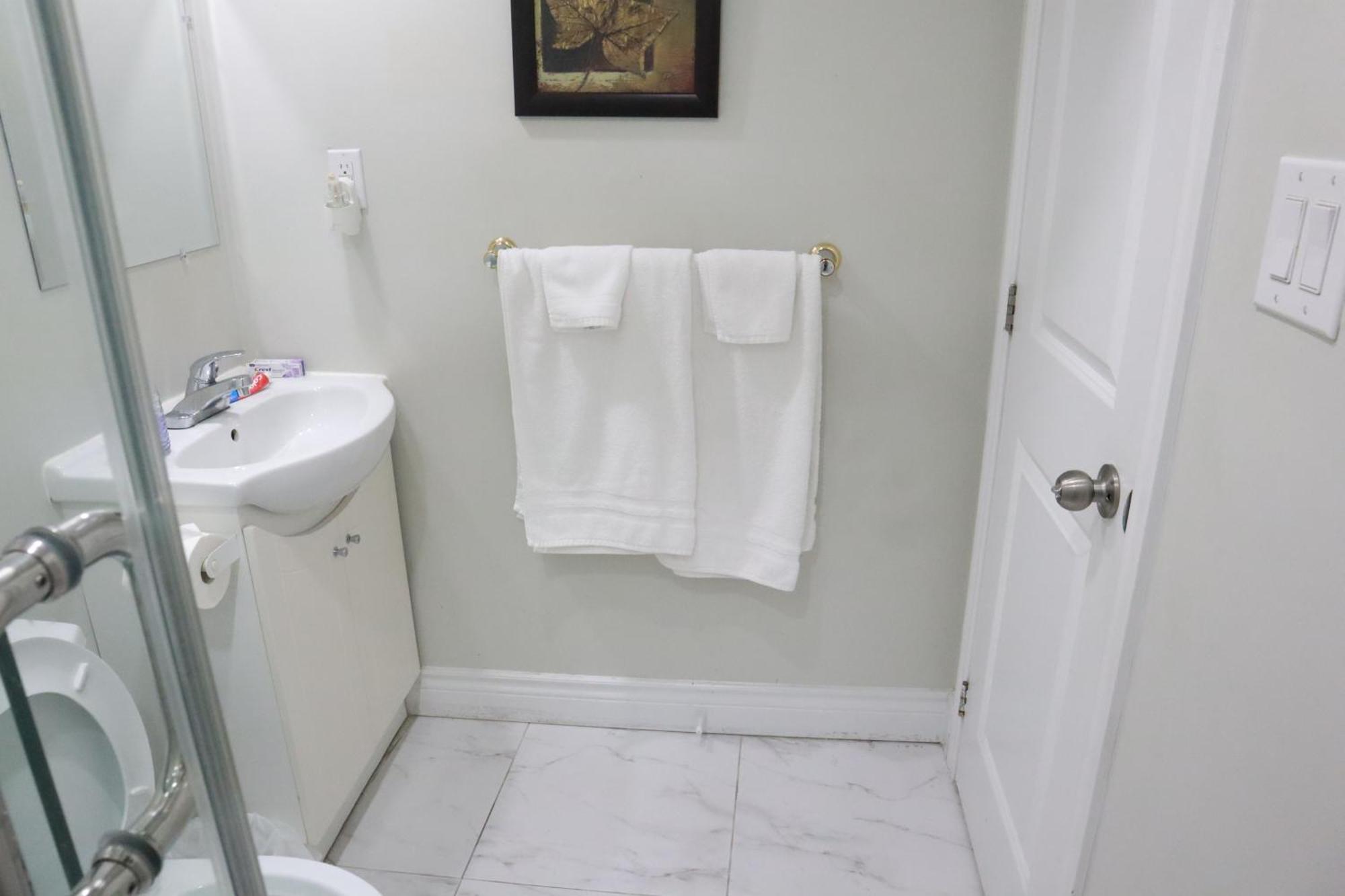 Stunning Furnished 2Bedroom/2Washroom Apartment ブランプトン エクステリア 写真