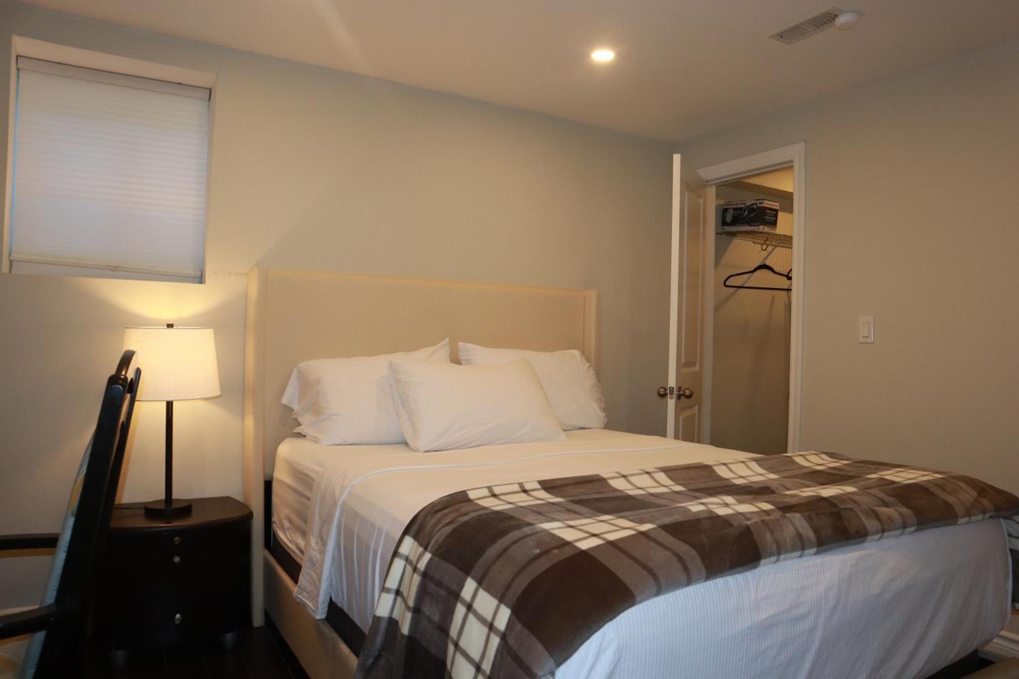 Stunning Furnished 2Bedroom/2Washroom Apartment ブランプトン エクステリア 写真